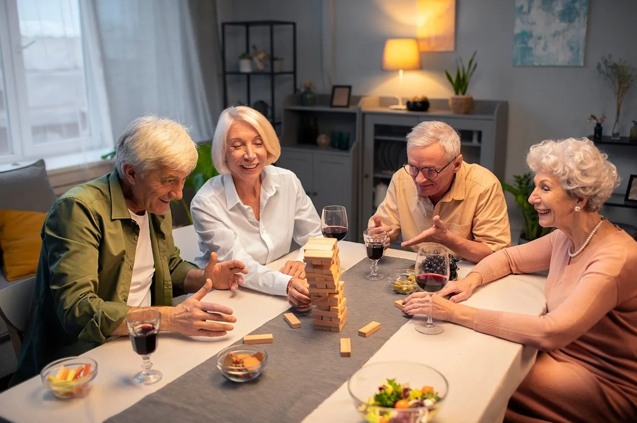 Grupo de adultos mayores jugando un juego de mesa