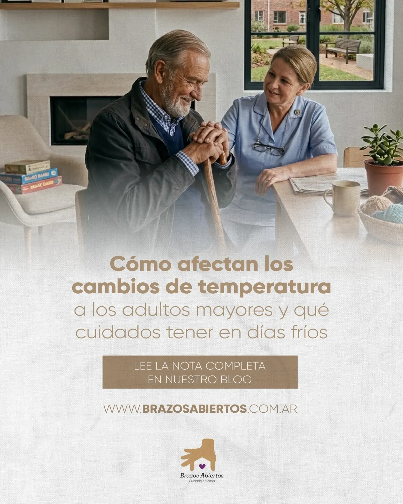 Cuidadora conversando con un hombre mayor junto a la estufa en un día frío