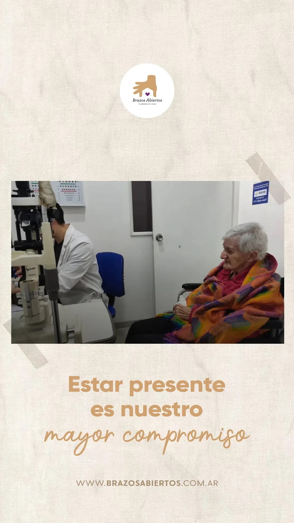Paciente de Brazos Abiertos acompañada en una consulta médica
