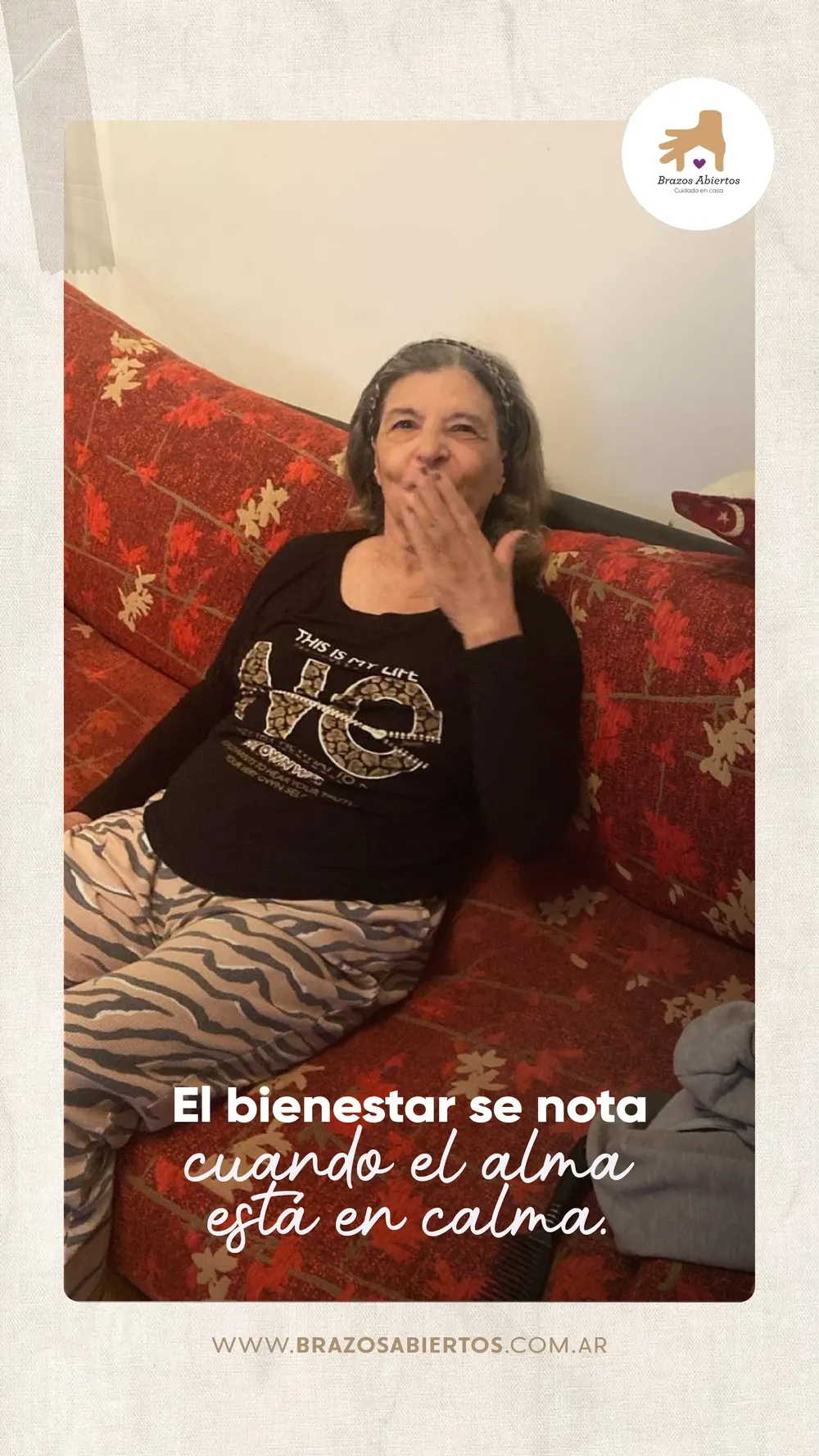 Paciente de Brazos Abiertos en el sillón de su casa, con la frase «El bienestar se nota cuando el alma está en calma»