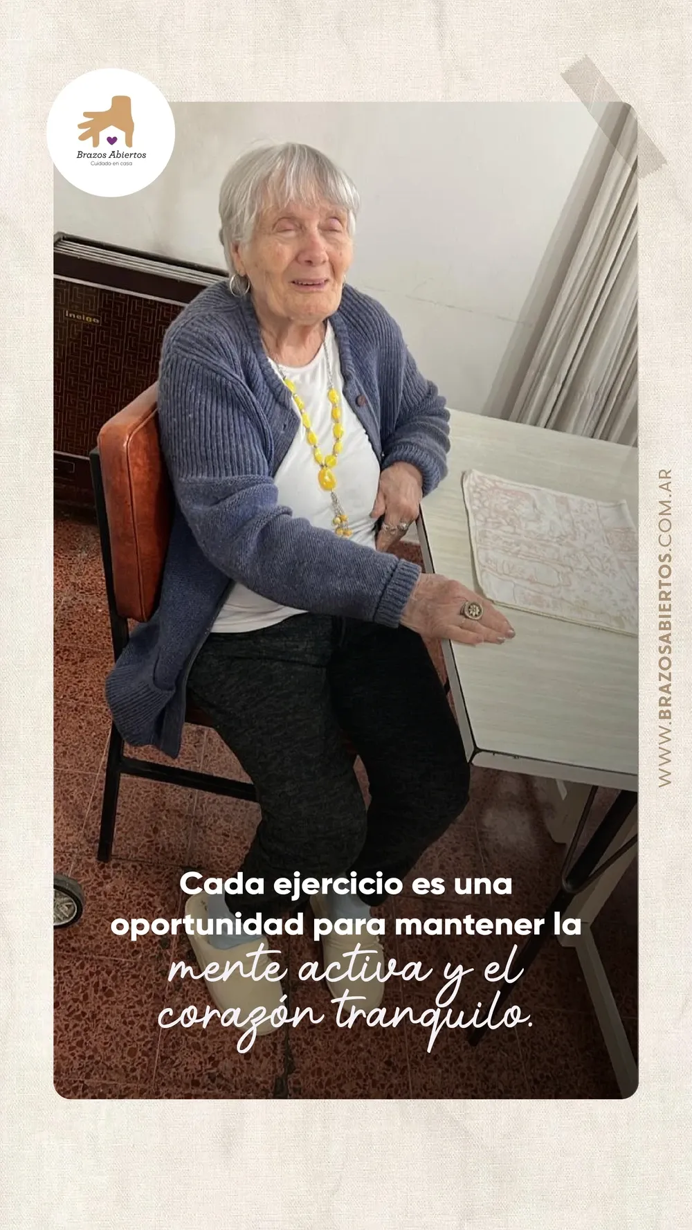 Paciente de Brazos Abiertos haciendo ejercicios de estimulación cognitiva en la mesa