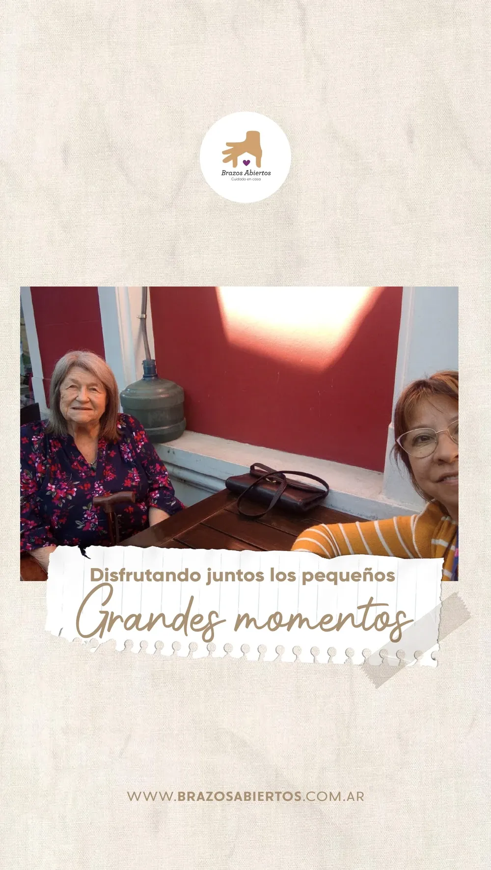 Paciente y cuidadora de Brazos Abiertos compartiendo la tarde, con la frase «Grandes momentos»