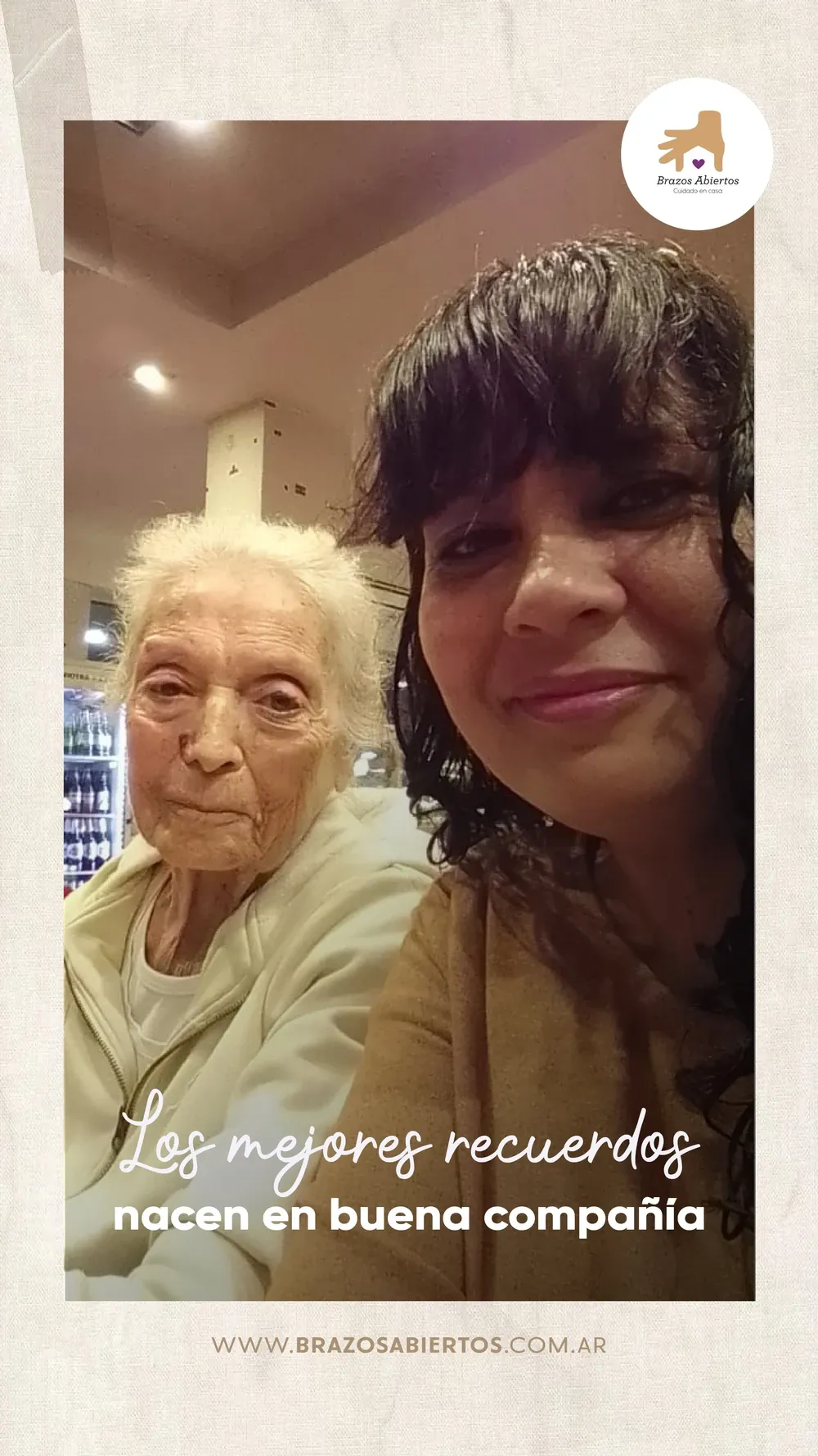 Paciente y cuidadora de Brazos Abiertos sonriendo juntas, con la frase «Los mejores recuerdos nacen en buena compañía»